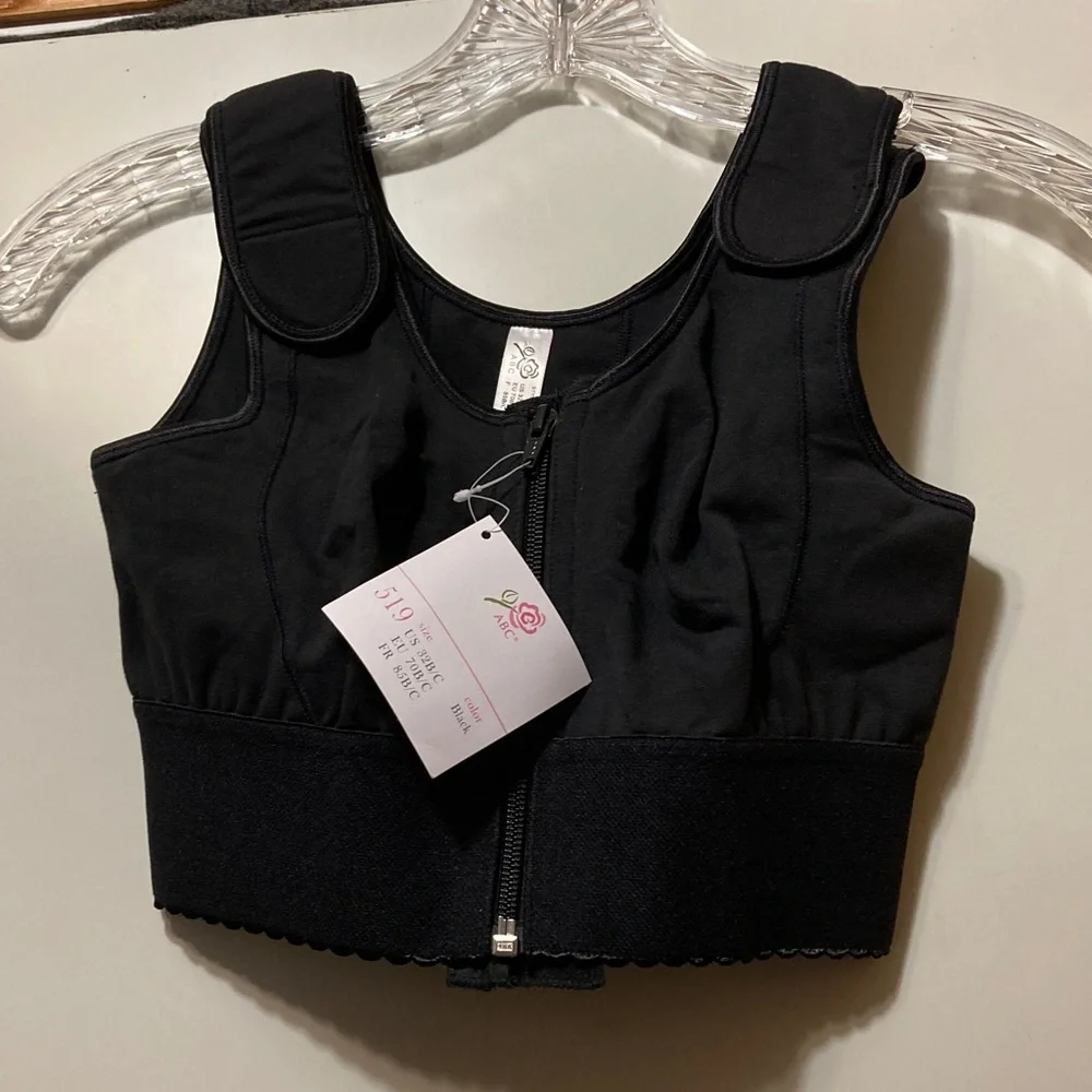 Black Zip-Front‎ Bra 32B/32C NWT